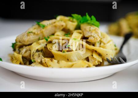 Poulet fettuccine maison pâtes Alfredo sur fond blanc Banque D'Images