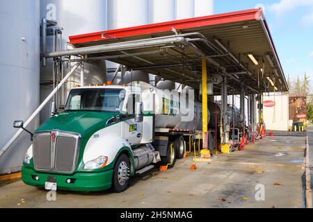 Issaquah, WA, États-Unis - 09 novembre 2021 ; un camion de livraison en vrac LTI de leur division Milky Way livre mil au dépôt de Darigold à Issaquah Banque D'Images