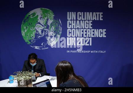 Glasgow, Royaume-Uni.9 novembre 2021.Les gens travaillent à la 26e session en cours de la Conférence des Parties (COP26) à la Convention-cadre des Nations Unies sur les changements climatiques, à Glasgow, en Écosse, au Royaume-Uni, le 9 novembre 2021.Credit: Han Yan/Xinhua/Alay Live News Banque D'Images