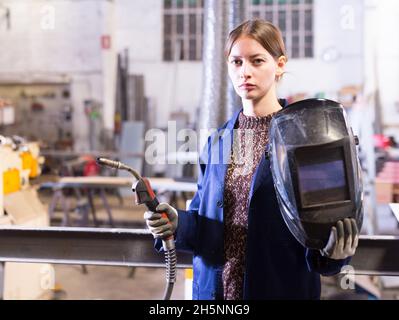 Portrait d'une soudeur femelle dans un atelier d'usine Banque D'Images