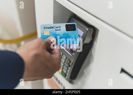 Homme payant avec la technologie NFC sur carte de crédit, restaurant, boutique.Paiement de billets sans contact. Banque D'Images