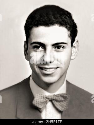 1951 , Etats-Unis : l'acteur américain ALAN ARKIN ( né le 26 mars 1934 ), 17 ans, photo de l'Annuaire du lycée .Photographe inconnu .- HISTOIRE - FOTO STORICHE - ATTORE - FILM - CINÉMA - personalità da giovane giovani - personnalités quand était jeune - PORTRAIT - RITRATTO - ADOLESCENT - ADOLESCENZA - ADOLESCENT - ENFANT - ENFANCE - sourire - sorriso ---- VIO GBB Banque D'Images