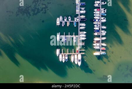 Vue aérienne des bateaux dans une marina de Sag Harbor, NY Banque D'Images