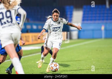 Barcelone, Espagne.10 novembre 2021.GIA Corley (C) de Hoffenheim en action pendant le match de l'UEFA Women's Champions League entre le FC Barcelona Femeni et le TSG 1899 Hoffenheim Frauen au stade Johan Cruyff. Score final ; FC Barcelona Femeni 4:0 TSG 1899 Hoffenheim Frauen.Crédit : SOPA Images Limited/Alamy Live News Banque D'Images