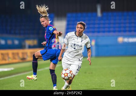 Barcelone, Espagne.10 novembre 2021.GIA Corley (R) de Hoffenheim en action pendant le match de l'UEFA Women's Champions League entre le FC Barcelona Femeni et le TSG 1899 Hoffenheim Frauen au stade Johan Cruyff. Score final ; FC Barcelona Femeni 4:0 TSG 1899 Hoffenheim Frauen.Crédit : SOPA Images Limited/Alamy Live News Banque D'Images