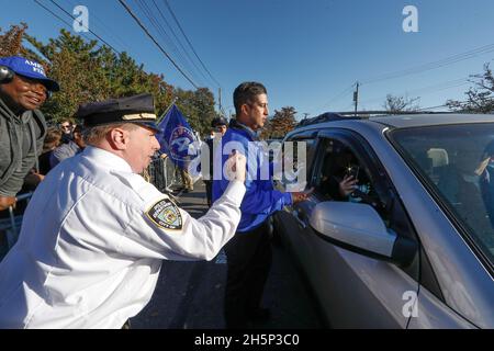 New York, États-Unis.10 novembre 2021.La police de la ville de New York intervient en tant que contre-manifestants jetaient des partisans de l'ancien président Trump qui se sont rassemblés contre la vaccination forcée Covid-19 le 10 novembre 2021 à Staten Island, un quartier de New York, aux États-Unis.(Photo de John Lamparski/Sipa USA) crédit: SIPA USA/Alay Live News Banque D'Images