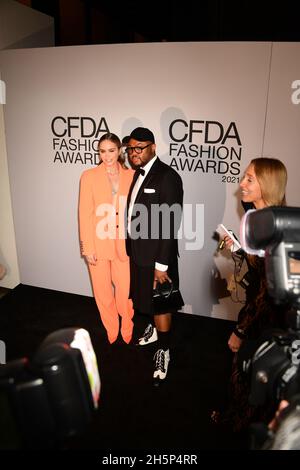 Emily Blunt et Christopher John Rogers arrivent pour les Prix de mode 2021 de l'ACFC crédit : Jennifer Graylock/Alamy Live News Banque D'Images