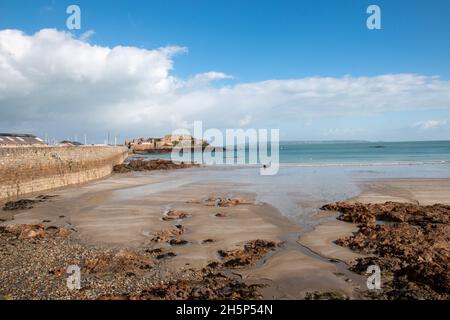 Vue sur le château de Cornet depuis la baie de Havelet, le port St Peter, Guernesey Banque D'Images