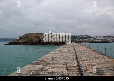 Château de Cornet Guernesey du port brise-lames près du phare Banque D'Images