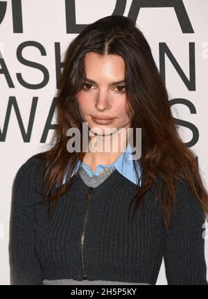 New York, États-Unis.10 novembre 2021.Emily Ratajkowski portant Miu Miu SS22 RTW arrivant pour les Prix de mode 2021 de la CFDA crédit : Jennifer Graylock/Alamy Live News Banque D'Images