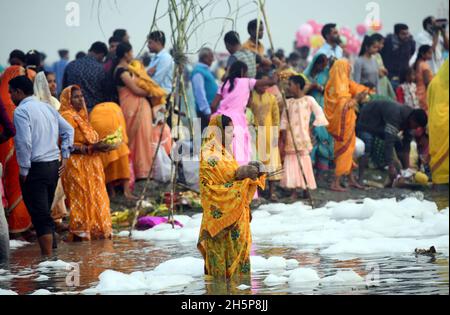 New Delhi, Inde.10 novembre 2021.Un dévot hindou offre une prière pendant le festival Chhath Puja sur la rive de la rivière Yamuna à New Delhi, Inde, le 10 novembre 2021.Credit: Partha Sarkar/Xinhua/Alamy Live News Banque D'Images