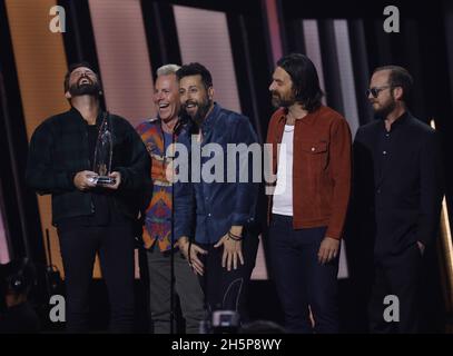 Nashville, États-Unis.11 novembre 2021.Matthew Ramsey, Trevor Rosen, Whit Sellers, Geoff sprung et Brad Tursi d'Old Dominion reçoivent le prix du groupe vocal de l'année lors de la 55e cérémonie annuelle des CMA Awards à Bridgestone Arena, à Nashville, Tennessee, le mercredi 10 novembre 2021.Photo de John Angelillo/UPI crédit: UPI/Alay Live News Banque D'Images