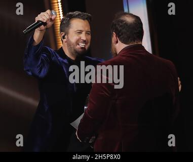 Nashville, États-Unis.11 novembre 2021.L'animateur Luke Bryan (L) félicite Luke Combs après avoir reçu le prix du Entertainer de l'année lors de la 55e cérémonie annuelle des CMA Awards au Bridgestone Arena de Nashville, Tennessee, le mercredi 10 novembre 2021.Photo de John Angelillo/UPI.Crédit : UPI/Alay Live News Banque D'Images