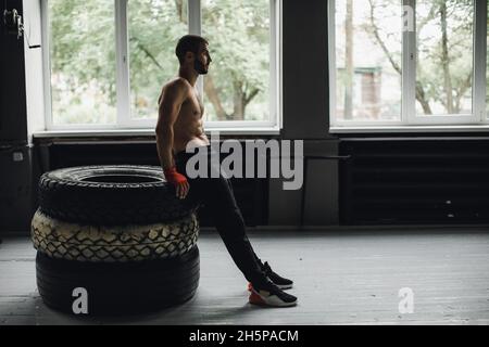 Homme boxe prêt à combattre. La boxe, l'entraînement, du muscle, de la force, de la puissance Banque D'Images