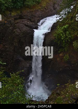 Belle vue à grand angle de la cascade Elk Falls situé dans un parc provincial près de Campbell River sur l'île de Vancouver, Colombie-Britannique, Canada. Banque D'Images