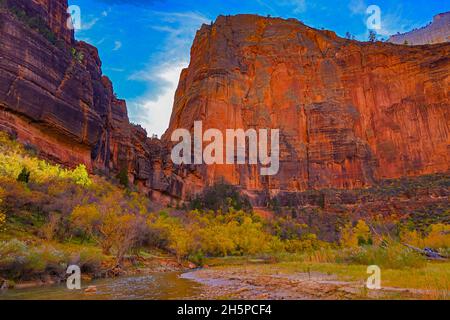 C'est une vue d'automne Angels Landing dans la région de Big Bend de Zion Canyon dans le parc national de Zion, Springdale, Washington County, Utah, États-Unis. Banque D'Images