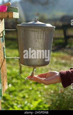 Vieux lavabo dans le pays Banque D'Images