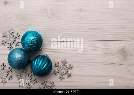 Flocons de neige argentés en forme de charpente de Noël et jouets pour arbres de noël Banque D'Images