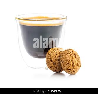 Biscuits amaretti.Biscuits aux amandes italiennes sucrées et tasse de café isolée sur fond blanc. Banque D'Images