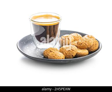 Biscuits amaretti.Biscuits aux amandes italiennes sucrées et tasse de café isolée sur fond blanc. Banque D'Images