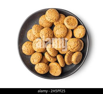 Biscuits amaretti sur l'assiette.Doux biscuits aux amandes italiennes isolés sur fond blanc. Banque D'Images