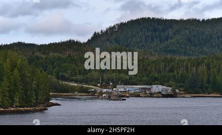 Vue du terminal de traversier McLoughlin Bay du village isolé Bella Bella sur l'île Campbell, passage Lama, partie du passage intérieur, en Colombie-Britannique, Canada. Banque D'Images