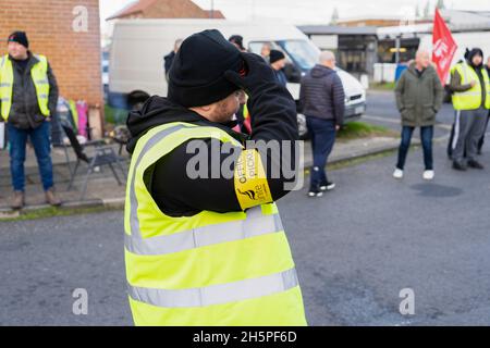 Un pilote de bus saisissant portant un brassard de piquetage officiel, pendant la grève.Première journée de grève des chauffeurs de bus de Stagecoach North East à Stockton après l'échec des pourparlers entre Unite the Union et la société.Des grèves ont eu lieu à Stockton-on-Tees et à Hartlepool après que le syndicat a déclaré que le personnel était moins rémunéré que ses collègues dans d'autres parties de la région. Banque D'Images