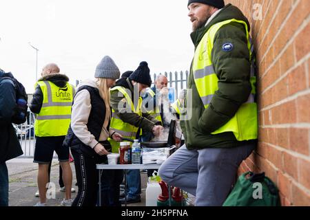 Stockton on Tees, Royaume-Uni.06e novembre 2021.Les chauffeurs de bus en grève et les membres de leur famille cuisinent des sandwiches sur le côté de la ligne de piquetage à l'extérieur de leur dépôt, pendant la grève.Première journée de grève des chauffeurs de bus de Stagecoach North East à Stockton après l'échec des pourparlers entre Unite the Union et la société.Des grèves ont eu lieu à Stockton-on-Tees et à Hartlepool après que le syndicat a déclaré que le personnel était moins rémunéré que ses collègues dans d'autres parties de la région.(Photo de Jason Brown/SOPA Images/Sipa USA) crédit: SIPA USA/Alay Live News Banque D'Images