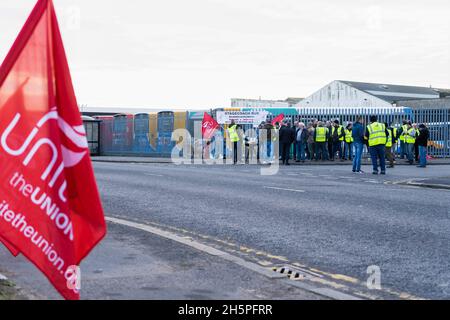 Stockton-on-Tees, Royaume-Uni.6 novembre 2021.Les chauffeurs de bus en grève se trouvent sur une ligne de piquetage devant la porte principale de leur dépôt de bus, pendant la grève.Premier jour de la grève des chauffeurs de bus pour Stagecoach North East à Stockton après l'échec des pourparlers entre Unite the Union et la société.Des grèves ont eu lieu à Stockton-on-Tees et à Hartlepool après que le syndicat a déclaré que le personnel était moins rémunéré que ses collègues dans d'autres parties de la région.(Image de crédit : © Jason Brown/SOPA Images via ZUMA Press Wire) Banque D'Images