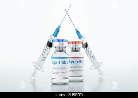 MOSCOU, RUSSIE-10 JUIN 2021 : vaccin à deux composants Spoutnik V contre l'infection par le coronavirus COVID-19 (SRAS-COV-2).Deux ampoules avec seringues.Rend 3D Banque D'Images