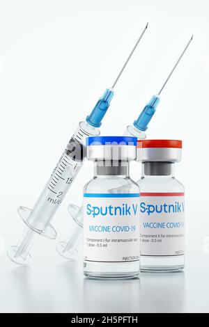 MOSCOU, RUSSIE-JUIN 2021 : vaccin à deux composants Spoutnik V contre le coronavirus COVID-19 (SRAS-COV-2).Deux ampoules avec seringues isolées sur Banque D'Images