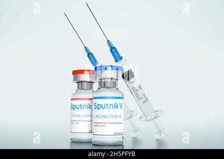 MOSCOU, RUSSIE-10 JUIN 2021 : vaccin à deux composants Spoutnik V contre l'infection par le coronavirus COVID-19 (SRAS-COV-2).Deux ampoules avec seringues.Rend 3D Banque D'Images