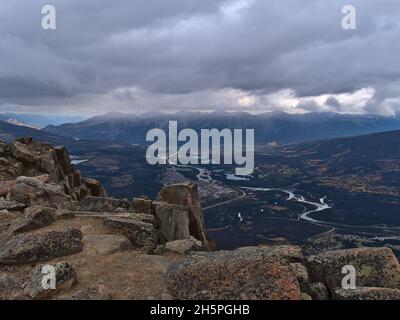 Vue panoramique sur la vallée de la rivière Athabasca avec la petite ville de Jasper, Alberta, Canada par jour nuageux en automne dans les Rocheuses canadiennes. Banque D'Images