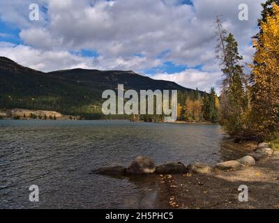 Vue sur le lac Yellowhead dans le parc provincial du Mont Robson, Colombie-Britannique, Canada par beau temps en automne avec des arbres colorés sur la rive. Banque D'Images