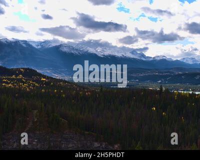 Vue sur la vallée de la rivière Athabasca avec la ville de Jasper, en Alberta, au Canada, dans les montagnes Rocheuses, avec des sommets enneigés des siffleurs et du mont Muhigan. Banque D'Images