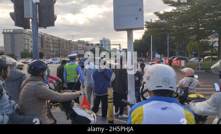 Shenzhen, Chine : les contrôleurs de trafic maintiennent l'ordre de circulation aux intersections Banque D'Images