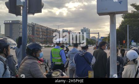 Shenzhen, Chine : les contrôleurs de trafic maintiennent l'ordre de circulation aux intersections Banque D'Images