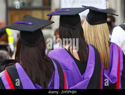 Photo du dossier datée du 16/07/08 des diplômés universitaires.Les demandes d'emploi pour les cycles supérieurs ont augmenté, mais les postes vacants n'ont pas encore atteint leur niveau antérieur à la pandémie, suggère une enquête.La cohorte de diplômés de 2021 se disputait des postes par rapport à la cohorte de l'an dernier, qui a obtenu son diplôme au cours de l'année où la pandémie a commencé, a déclaré l'Institut des employeurs étudiants (ISE). Banque D'Images