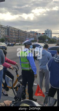 Shenzhen, Chine : les contrôleurs de trafic maintiennent l'ordre de circulation aux intersections Banque D'Images