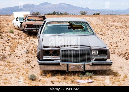 Voitures classiques abandonnées dans le désert de Mojave Banque D'Images