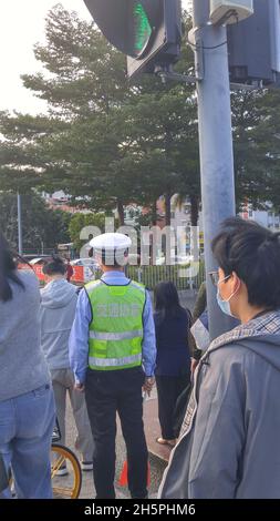 Shenzhen, Chine : les contrôleurs de trafic maintiennent l'ordre de circulation aux intersections Banque D'Images