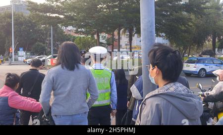 Shenzhen, Chine : les contrôleurs de trafic maintiennent l'ordre de circulation aux intersections Banque D'Images