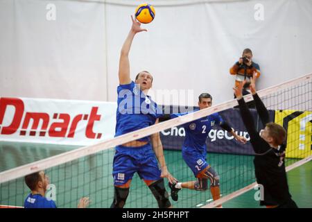 KHARKIV, UKRAINE - le 10 NOVEMBRE 2021 - le CEV Volleyball Challenge Cup 2022 Men Match entre VSC Law Academy Kharkiv (kit bleu) et VCA Amstetten ni Banque D'Images