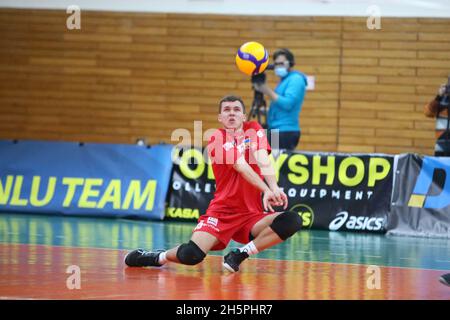 KHARKIV, UKRAINE - le 10 NOVEMBRE 2021 - le CEV Volleyball Challenge Cup 2022 Men Match entre VSC Law Academy Kharkiv (kit bleu) et VCA Amstetten ni Banque D'Images