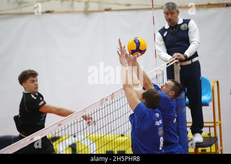 KHARKIV, UKRAINE - le 10 NOVEMBRE 2021 - le CEV Volleyball Challenge Cup 2022 Men Match entre VSC Law Academy Kharkiv (kit bleu) et VCA Amstetten ni Banque D'Images