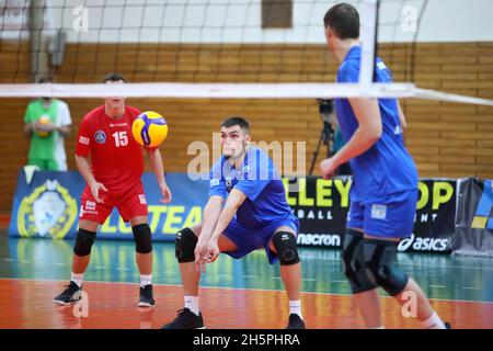 KHARKIV, UKRAINE - le 10 NOVEMBRE 2021 - le CEV Volleyball Challenge Cup 2022 Men Match entre VSC Law Academy Kharkiv (kit bleu) et VCA Amstetten ni Banque D'Images