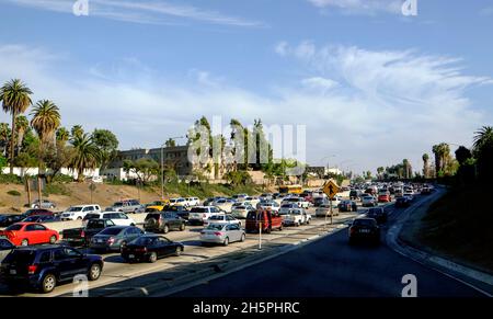 Trafic de banlieue sur l'autoroute 101 en direction du sud vers le centre-ville de Los Angeles Banque D'Images