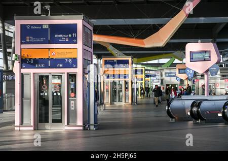 Berlin, Allemagne.10 novembre 2021.La station de S-Bahn Südkreuz.Credit: Jens Kalaene/dpa-Zentralbild/ZB/dpa/Alay Live News Banque D'Images