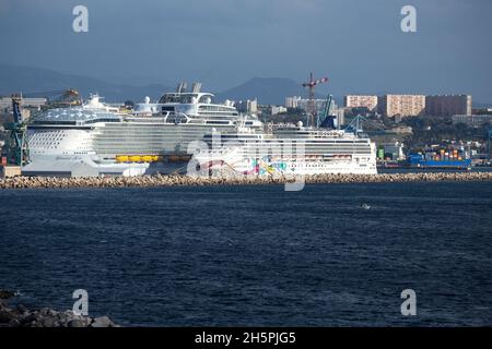 La merveille de la mer de la Royal Caribbean, construite à Saint Nazaire, arrivée à Marseille le 9 novembre pour les travaux de finition, sera en mer le mars, elle est le plus grand navire de croisière du monde :Longueur 362m largeur 66m 6988 passagers et 2300 membres d'équipage.le formulaire de remise à neuf n°10 du port de Marseille est l'un des 3 plus grands du monde (465x85m) Banque D'Images