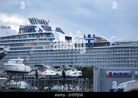 La merveille de la mer de la Royal Caribbean, construite à Saint Nazaire, arrivée à Marseille le 9 novembre pour les travaux de finition, sera en mer le mars, elle est le plus grand navire de croisière du monde :Longueur 362m largeur 66m 6988 passagers et 2300 membres d'équipage.le formulaire de remise à neuf n°10 du port de Marseille est l'un des 3 plus grands du monde (465x85m) Banque D'Images